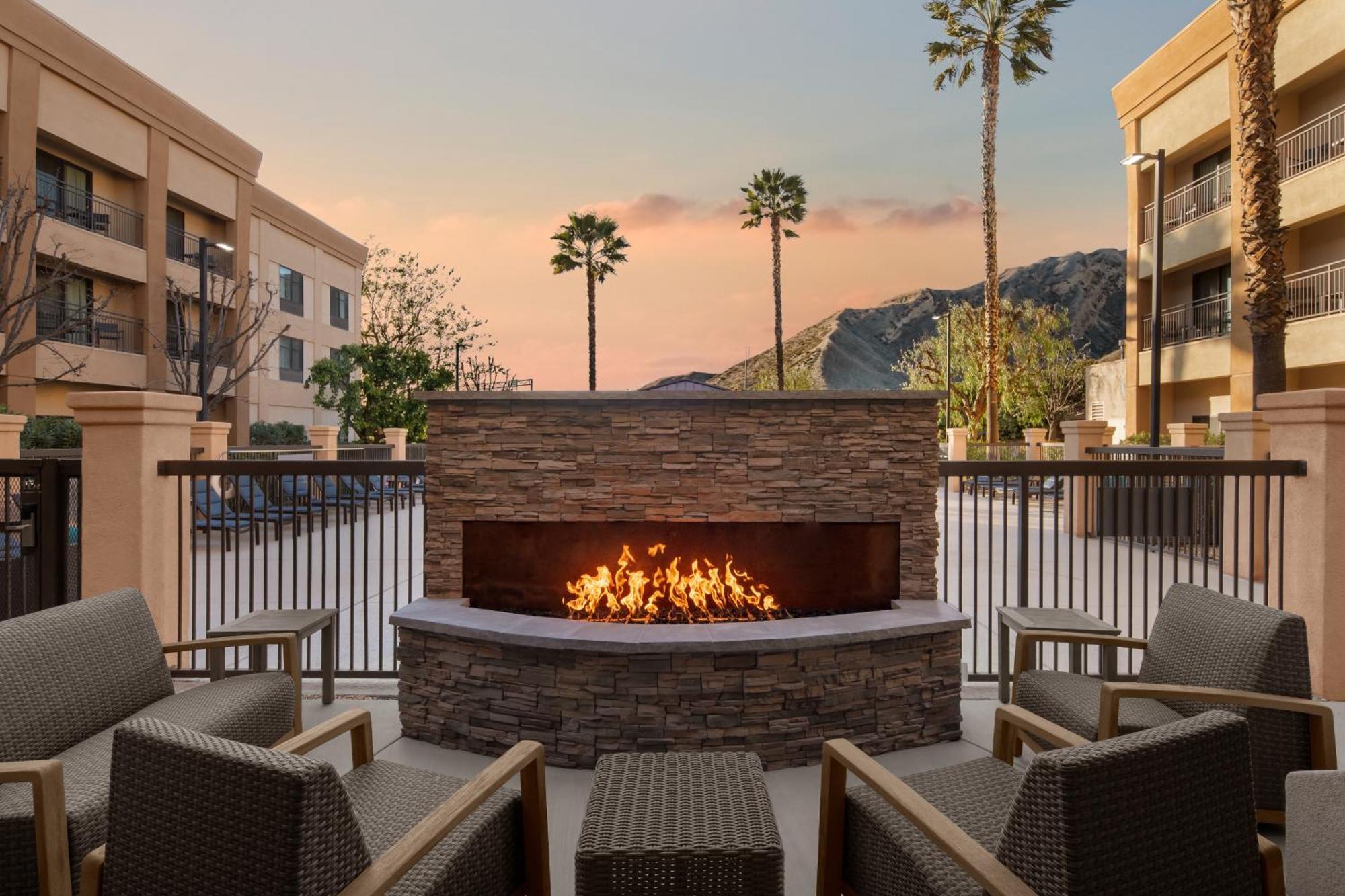 Готель Courtyard By Marriott Santa Clarita Валенсія Екстер'єр фото