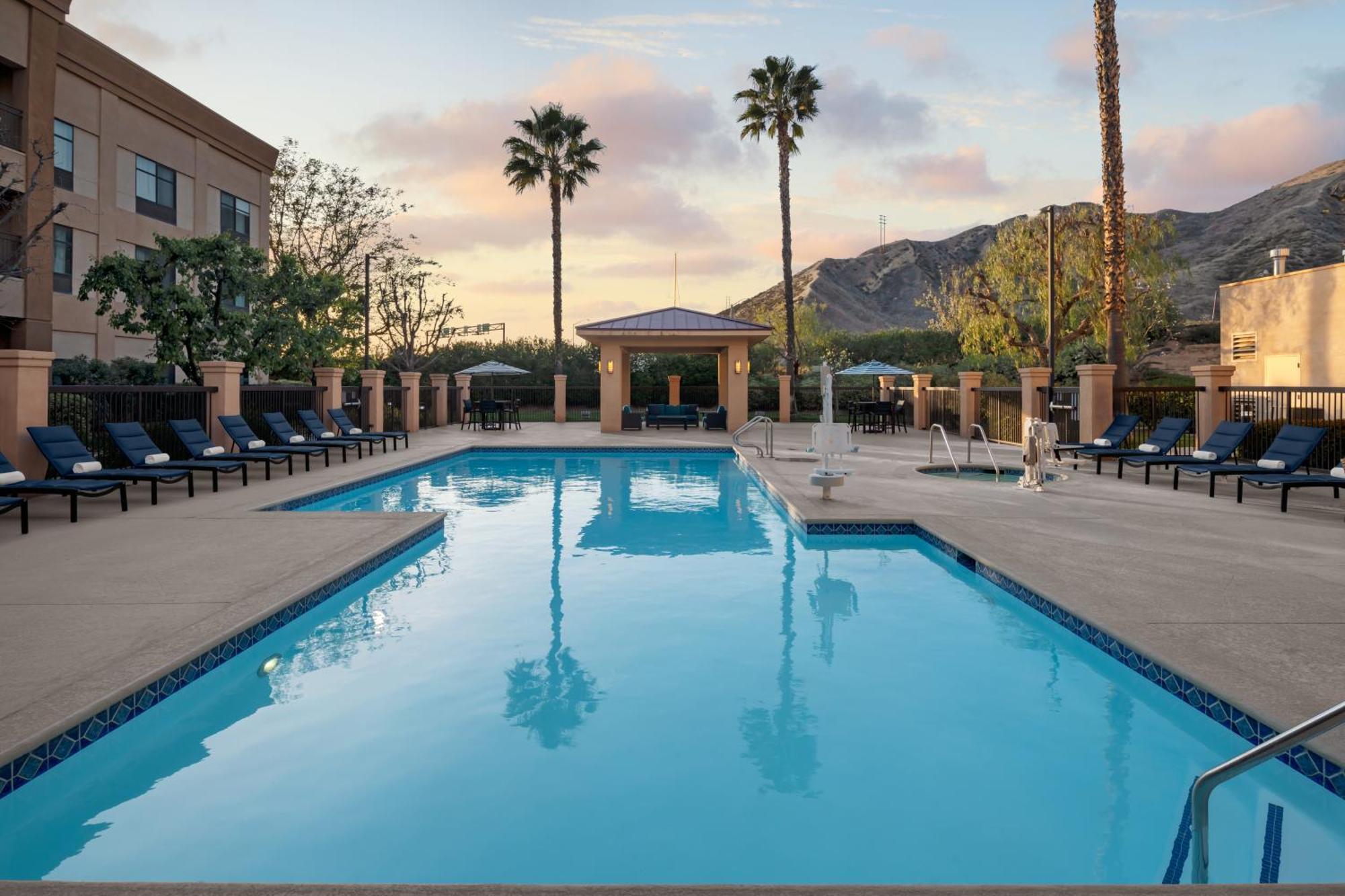 Готель Courtyard By Marriott Santa Clarita Валенсія Екстер'єр фото